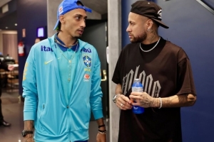 世界赛英雄联盟-内马尔社媒晒与拉菲尼亚、马尔基尼奥斯合照：祝今天比赛顺利