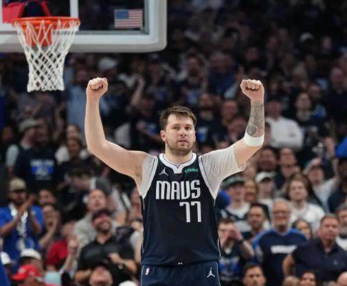 世界赛版本-会防守的东契奇更可怕！攻防一体扎心快艇卡椒