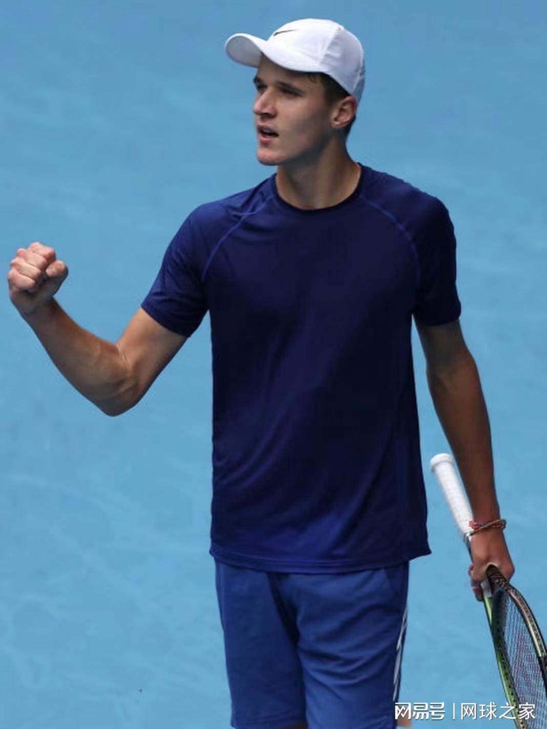 世界赛官网-2025两新科巡回赛冠军，上周巡回赛逞英豪，证明自己绝非流星