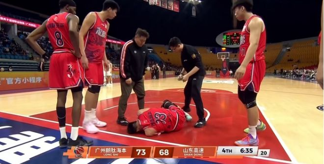 世界赛英雄联盟-惨烈！郭艾伦突发受伤，抱着左膝痛苦倒地，被担架车送出场