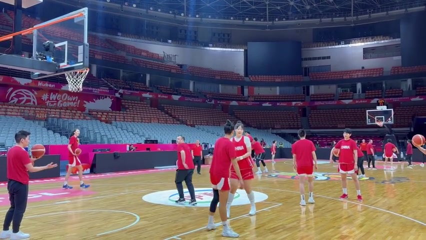 事无巨细！世界杯资格赛休赛日 宫鲁鸣在训练中亲自指导防守细节